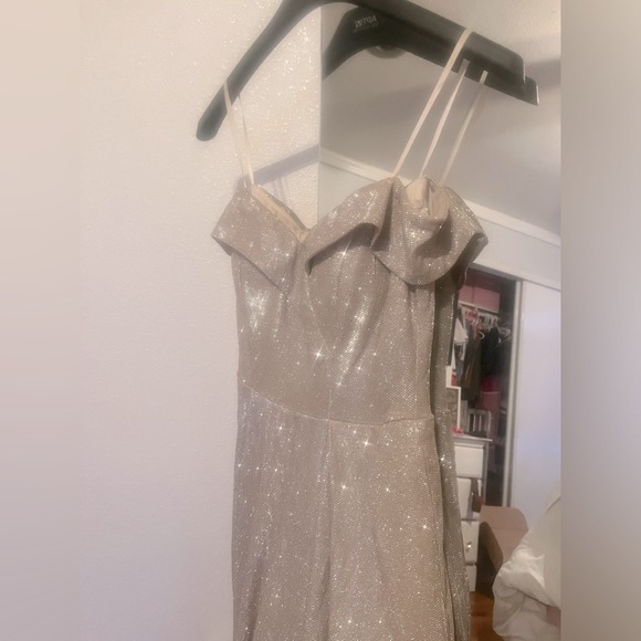Sparkly knee drift dress, Off shoulder sleeves, round cut, Vneck cross over.👗 - Picture 2 of 3